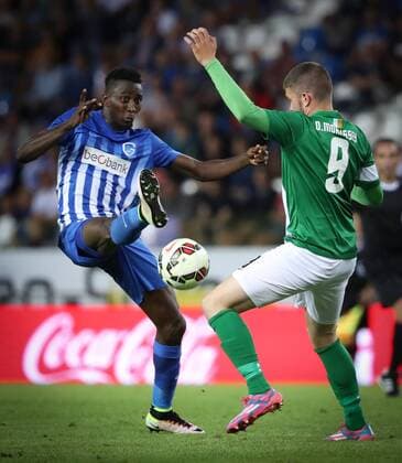 Bilder des Tages - Sport Genk s Wilfried Ndidi and Cork s Danny Morrissey fight for the ball during the first leg game of the third qualifying round between Belgian first league soccer team KRC Genk and Ireland s Cork City F.C. in the Europa League competition, on Thursday 28 July 2016, in Genk. VIRGINIExLEFOUR  x04899936x