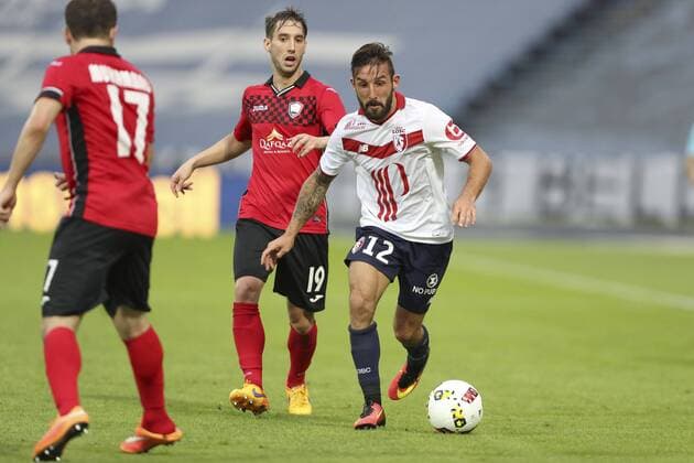 Fußball, EL Quali, OSC Lille - FK Qäbälä Filip Ozobic (Qabala FK) vs Julian Palmieri (Lille) Fussball Europa League Quali : OSC Lille vs FC Qabala - - 28 07 2016 GwendolineLeGoff Panoramic 