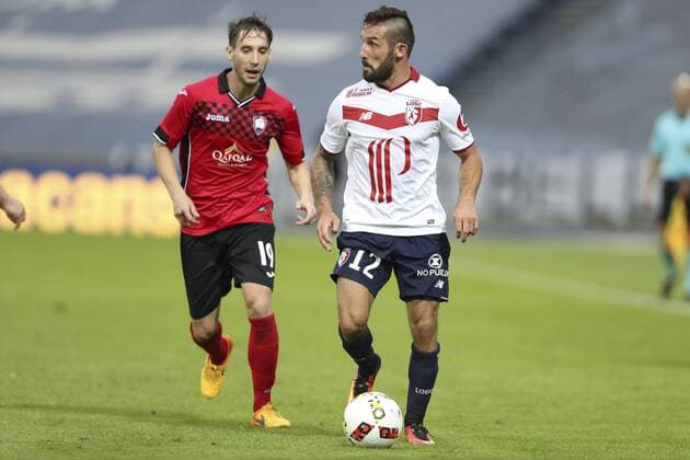 Fußball, EL Quali, OSC Lille - FK Qäbälä Filip Ozobic (Qabala FK) vs Julian Palmieri (Lille) Fussball Europa League Quali : OSC Lille vs FC Qabala - - 28 07 2016 GwendolineLeGoff Panoramic 