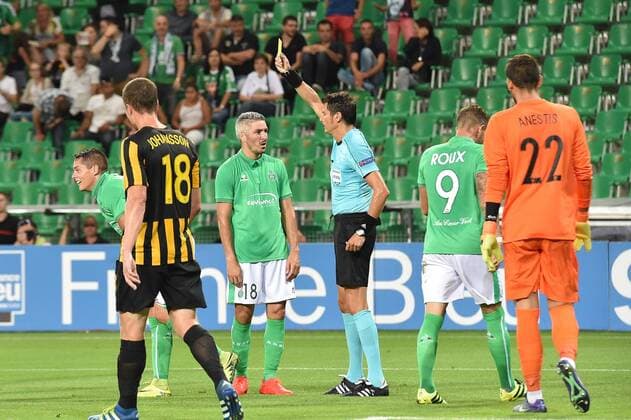 Fußball, EL Quali, AS St. Etienne - AEK Athen Romain Hamouma (saint etienne) prend un carton jaune par Antonio damato (arbitre) Fussball : AS Saint Etienne vs AEK Athenes - Europa League Quali - -28 07 2016 FredericChambert Panoramic 