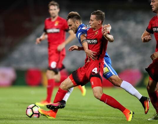 SOCCER - EL quali, Admira vs Liberec MARIA ENZERSDORF,AUSTRIA,28.JUL.16 - SOCCER - UEFA Europa League, qualification, FC Admira Wacker Moedling vs FC Slovan Liberec. Image shows Nikolai Komlichenko (Liberec) and Stephan Zwierschitz (Admira). GEPAxpictures xPatrickxLeuk