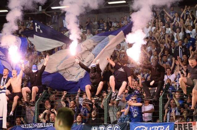 Fussball, Herren, Saison 2016 17, Europa League, 3. Qualifikationsrunde (Hinspiel), Hertha BSC - Bröndby IF Kopenhagen im Jahn-Sportpark, Fans von Hertha brennen nach dem Abpfiff Feuerwerk ab, die Mannschaft kam deshalb nicht an den Block, 28.07. 2016,