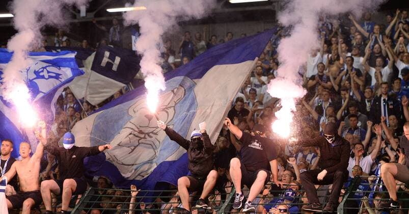 Fussball, Herren, Saison 2016 17, Europa League, 3. Qualifikationsrunde (Hinspiel), Hertha BSC - Bröndby IF Kopenhagen im Jahn-Sportpark, Fans von Hertha brennen nach Abpfiff Feuerwerk ab, die Mannschaft kam deshalb nicht an den Block, 28.07. 2016,