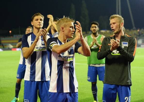 Fussball, Herren, Saison 2016 17, Europa League, 3. Qualifikationsrunde (Hinspiel), Hertha BSC - Bröndby IF Kopenhagen im Jahn-Sportpark, v. l. Niklas Stark (Hertha BSC), Per Ciljan Skjelbred (Hertha BSC), Fabian Lustenberger (Hertha BSC), Jubel nach dem Abpfiff, weil die Hertha-Fans Pyrotechnik zündeten, gingen die Spieler nicht zu den Fans an den Block, 28.07. 2016,