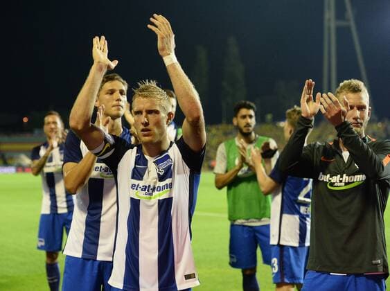Fussball, Herren, Saison 2016 17, Europa League, 3. Qualifikationsrunde (Hinspiel), Hertha BSC - Bröndby IF Kopenhagen im Jahn-Sportpark, v. l. Niklas Stark (Hertha BSC), Per Ciljan Skjelbred (Hertha BSC), Fabian Lustenberger (Hertha BSC), Jubel nach dem Abpfiff, weil die Hertha-Fans Pyrotechnik zündeten, gingen die Spieler nicht zu den Fans an den Block, 28.07. 2016,
