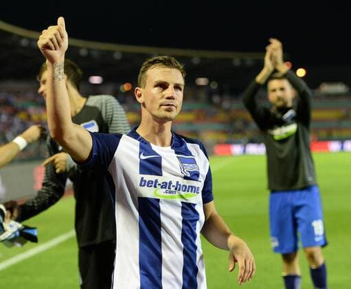 Fussball, Herren, Saison 2016 17, Europa League, 3. Qualifikationsrunde (Hinspiel), Hertha BSC - Bröndby IF Kopenhagen im Jahn-Sportpark, Vladimir Darida (Hertha BSC), Jubel nach dem Abpfiff, weil die Hertha-Fans Pyrotechnik zündeten, gingen die Spieler nicht zu den Fans an den Block, 28.07. 2016,