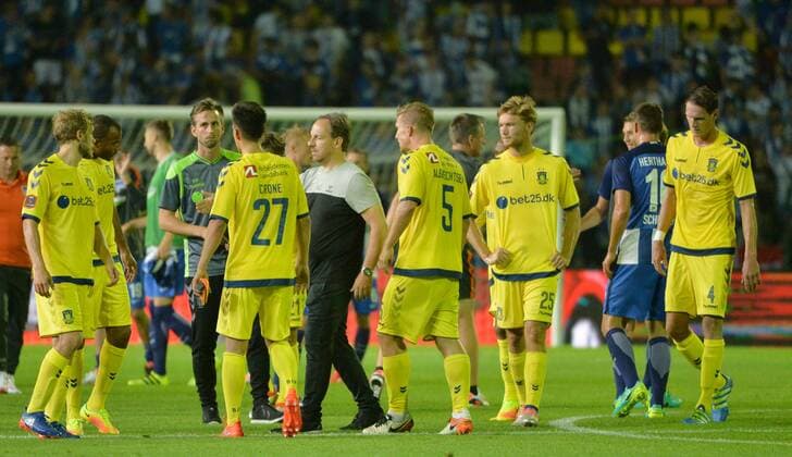 Fussball, Herren, Saison 2016 17, Europa League, 3. Qualifikationsrunde (Hinspiel), Hertha BSC - Bröndby IF Kopenhagen im Jahn-Sportpark, Spieler von Bröndby und Trainer Alexander Zorniger (Bröndby IF Kopenhagen), Enttäuschung nach Abpfiff, 28.07. 2016,