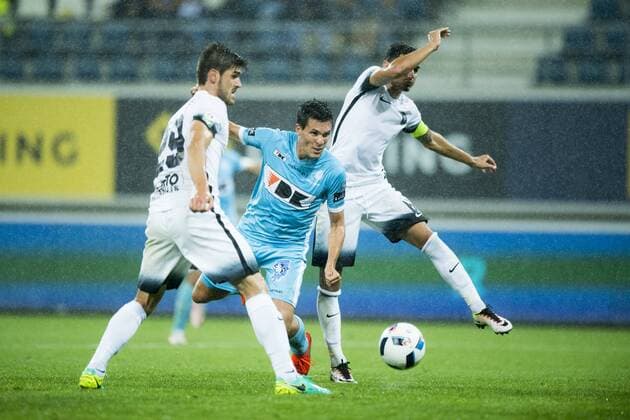 Gent s Hatem Abd Elhamed and Gent s Jeremy Perbet fight for the ball during the first leg match of the third qualifying round between Belgian first league soccer team KAA Gent and Romania s FC Viitorul Constanta in the Europa League competition, on Thursday 28 July 2016, in Gent. JASPERxJACOBS  x04900044x