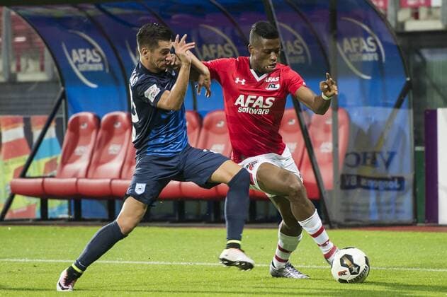 (L-R) Nikos Karanikas of PAS Giannina, Fred Friday of AZ Alkmaar during the UEFA Europa League third round first leg qualifying match between AZ Alkmaar and Giannina on July 28, 2016 at the AFAS stadium in Alkmaar, The Netherlands. AZ Alkmaar v Giannina UEFA Europa League third round 2016 2017 xVIxGerritxvanxKeulenxIVx 5906593