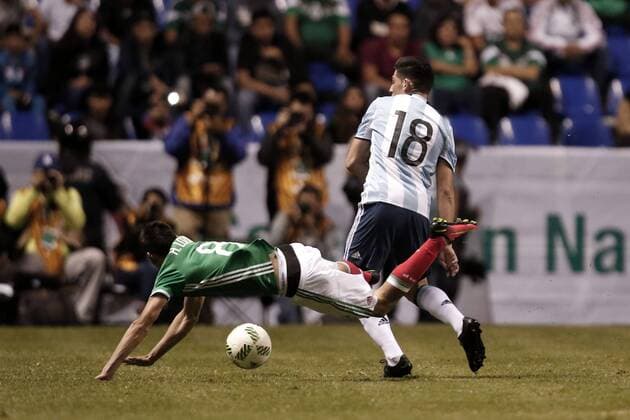 Rio 2016, Fußball, Testspiel, Mexiko - Argentinien Player Hirving Lozano (L) of the Mexican national team Nationalteam Sub23 in action against Cristian Espinoza (R) of Argentina during a friendly soccer match before their participation in the Olympic Games Olympische Spiele Olympia OS Rio 2016, at the Cuauhtemoc stadium in Puebla, Mexico, on 28 July 2016. EFE Hugo Ortuno ARGENTINA VS MÉXICO !ACHTUNG: NUR REDAKTIONELLE NUTZUNG!  MEX01 20160729-636053700912905657