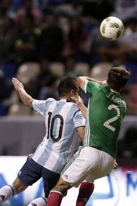 Rio 2016, Fußball, Testspiel, Mexiko - Argentinien Player José Javier Abella (R) of the Mexican national team Nationalteam Sub23 in action against Ángel Correa (L) of Argentina during a friendly soccer match before their participation in the Olympic Games Olympische Spiele Olympia OS Rio 2016, at the Cuauhtemoc stadium in Puebla, Mexico, on 28 July 2016. EFE Hugo Ortuno ARGENTINA VS MÉXICO !ACHTUNG: NUR REDAKTIONELLE NUTZUNG!  MEX01 20160729-636053700950033657