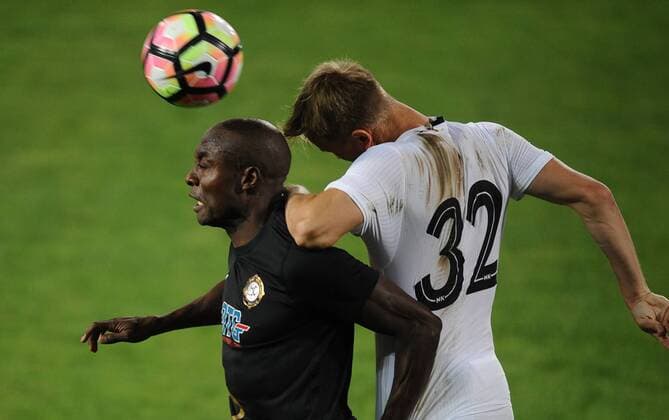 Fußball, EL Quali, Osmanlispor FK Ankara - Nomme Kalju Pierre Webo (Osmanlispor) and Andrei Sidorenkov (Kalju)... Osmanlispor (Turkey) - Nomme Kalju (Estonia) UEFA Europe League third qualifying round match, 28 July 2016, in Ankara. (  Copyright: AbdurrahmanxAntakyalix-xDepoxPho 15449420