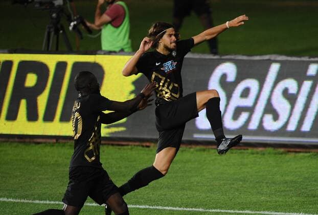 Fußball, EL Quali, Osmanlispor FK Ankara - Nomme Kalju Tiago Pinto and Badou Ndiaye (Osmanlispor)... Osmanlispor (Turkey) - Nomme Kalju (Estonia) UEFA Europe League third qualifying round match, 28 July 2016, in Ankara. (  Copyright: AbdurrahmanxAntakyalix-xDepoxPho 15449424