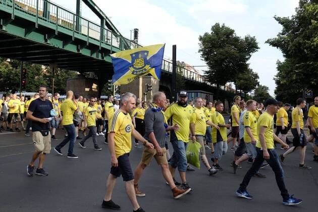 Polizeibeamte begleiten dänische Fußballfans und trennen sie von den Fans des Hertha BSC vor dem Spiel Hertha BSC - Broendby Kopenhagen im Friedrich-Ludwig-Jahn-Sportpark in Berlin-Prenzlauer Berg Polizeieinsatz beim Fußballspiel Hertha-Brondby in Berlin