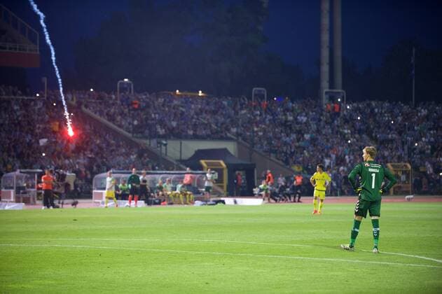 Fussball Berlin 28.07.2016 Europaleague Qualifikation Hertha BSC Berlin - Bröndby Kopenhagen Friedrich-Ludwig-Jahn Sportpark Stadion Pyrotechnik Leuchtrakete fliegt aus dem Kopenhagener Fanblock auf das Spielfeld Frederik Rönnow (Bröndby, TW, No.01) Ronnow