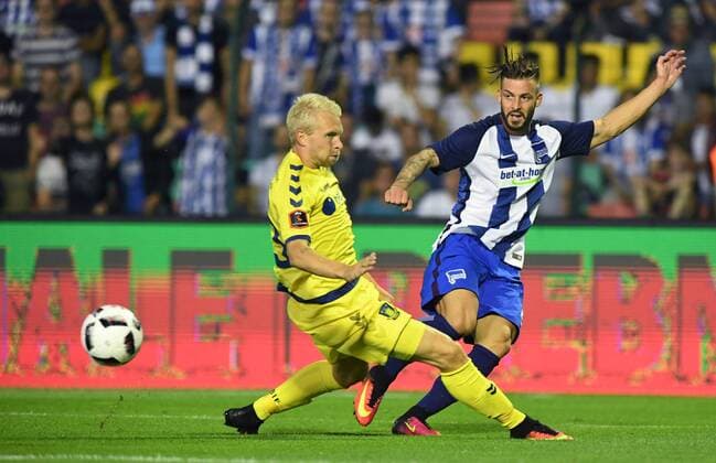 Marvin Plattenhardt (Hertha BSC), Johan Larsson (Bröndby), Hertha BSC Berlin - Bröndby IF Europa League, Qualifikation, 3. Runde, Fußball, Fussball, soccer, Herren, Männer, Maenner, Deutschland, Germany, Ergebnis Berlin, 28.7.2016, Friedrich-Ludwig-Jahn-Stadion