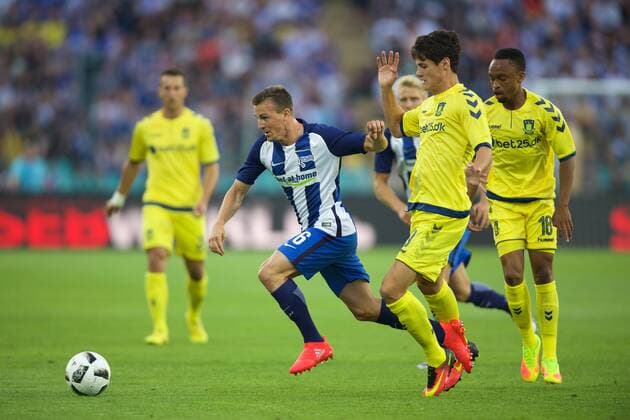 Fussball Berlin 28.07.2016 Europaleague Qualifikation Hertha BSC Berlin - Bröndby Kopenhagen Vladimir Darida (Hertha BSC, No.06) Teemu Pukki (Bröndby, No.09)