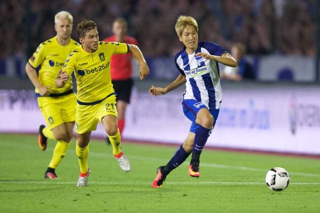 Fussball Berlin 28.07.2016 Europaleague Qualifikation Hertha BSC Berlin - Bröndby Kopenhagen Genki Haraguchi (Hertha BSC, No.24) Andrew Hjulsager (Bröndby, No.21)