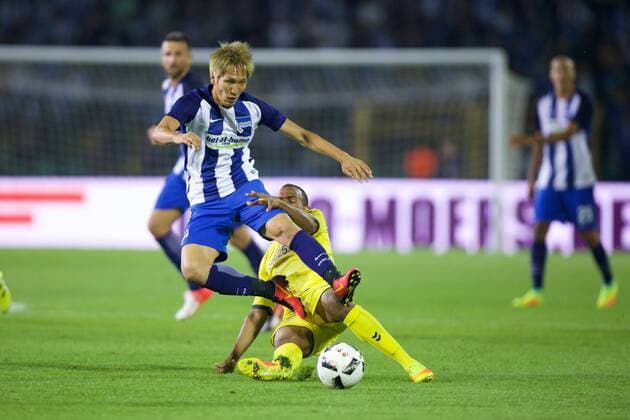 Fussball Berlin 28.07.2016 Europaleague Qualifikation Hertha BSC Berlin - Bröndby Kopenhagen Genki Haraguchi (Hertha BSC, No.24) Rodolph Austin
