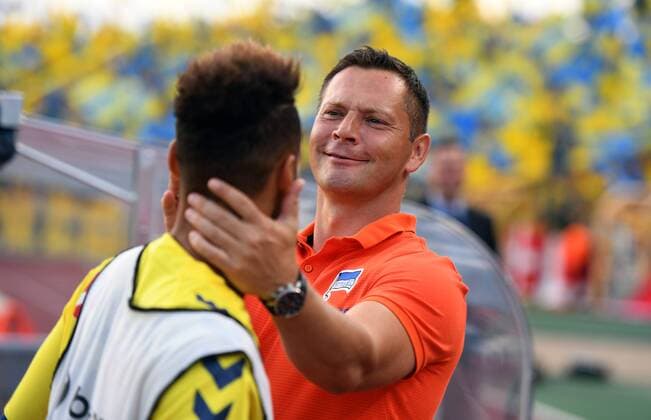 Pal Dardai (Trainer Hertha BSC), überprüft schmunzelnd den Haarstil des ehemaligen Hertha BSC-Spielers Hany Mukhtar (Bröndby), Hertha BSC Berlin - Bröndby IF Europa League, Qualifikation, 3. Runde, Fußball, Fussball, soccer, Herren, Männer, Maenner, Deutschland, Germany, Ergebnis Berlin, 28.7.2016, Friedrich-Ludwig-Jahn-Stadion