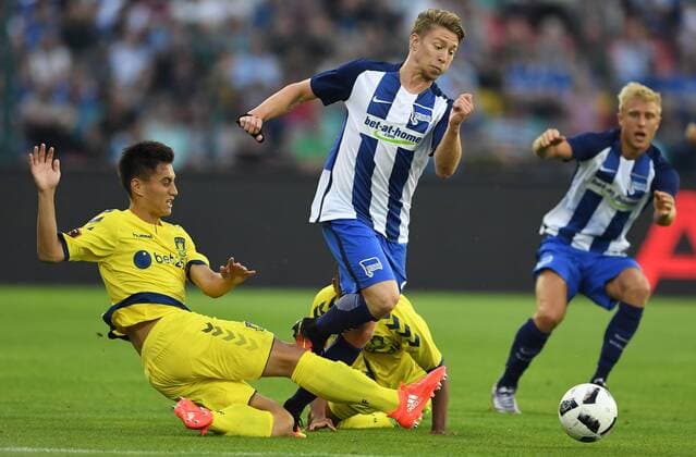 Mitchell Weiser (Hertha BSC), am Ball, hinten Lebogang Phiri (Bröndby), links Svenn Crone (Bröndby), Hertha BSC Berlin - Bröndby IF Europa League, Qualifikation, 3. Runde, Fußball, Fussball, soccer, Herren, Männer, Maenner, Deutschland, Germany, Ergebnis Berlin, 28.7.2016, Friedrich-Ludwig-Jahn-Stadion