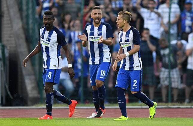 Vedad Ibisevic (Hertha BSC), jubelt nach seinem Tor zum 1:0, links Salomon Kalou (Hertha BSC), rechts Peter Pekarik (Hertha BSC), Hertha BSC Berlin - Bröndby IF Europa League, Qualifikation, 3. Runde, Fußball, Fussball, soccer, Herren, Männer, Maenner, Deutschland, Germany, Ergebnis Berlin, 28.7.2016, Friedrich-Ludwig-Jahn-Stadion