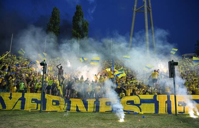 Die Bröndby-Fans zünden Pyrotechnik Hertha BSC Berlin - Bröndby IF Europa League, Qualifikation, 3. Runde, Fußball, Fussball, soccer, Herren, Männer, Maenner, Deutschland, Germany, Ergebnis Berlin, 28.7.2016, Friedrich-Ludwig-Jahn-Stadion