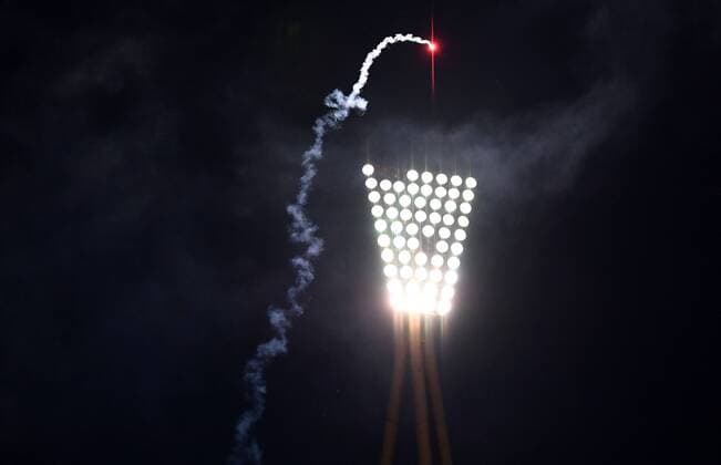Die Bröndby-Fans zünden Pyrotechnik, eine Feuerwerksrakete steigt in den Abendhimmel Hertha BSC Berlin - Bröndby IF Europa League, Qualifikation, 3. Runde, Fußball, Fussball, soccer, Herren, Männer, Maenner, Deutschland, Germany, Ergebnis Berlin, 28.7.2016, Friedrich-Ludwig-Jahn-Stadion