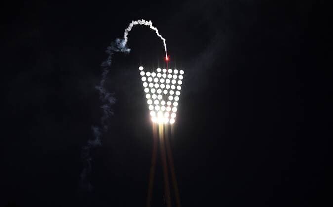 Die Bröndby-Fans zünden Pyrotechnik, eine Feuerwerksrakete steigt in den Abendhimmel Hertha BSC Berlin - Bröndby IF Europa League, Qualifikation, 3. Runde, Fußball, Fussball, soccer, Herren, Männer, Maenner, Deutschland, Germany, Ergebnis Berlin, 28.7.2016, Friedrich-Ludwig-Jahn-Stadion