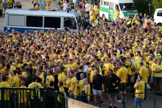 Fussball, Herren, Saison 2016 17, Europa League Qualifikation, 3. Runde (Hinspiel), Hertha BSC - Bröndby IF, Fans von Bröndy IF bei den Einlasskontrollen am Stadion, 28.07.16,