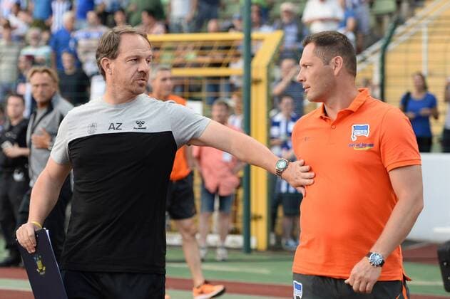 Fussball, Herren, Saison 2016 17, Europa League Qualifikation, 3. Runde (Hinspiel), Hertha BSC - Bröndby IF, Cheftrainer Alexander Zorniger (Bröndby IF) und Cheftrainer Pal Dardai (Hertha BSC) vor dem Spiel, 28.07.16,