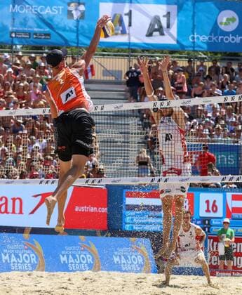 BEACHVOLLEYBALL - A1 Major Klagenfurt 2016 KLAGENFURT,AUSTRIA,29.JUL.16 - Beach volleyball Beachvolleyball - FIVB World Tour 2016, A1 Major Klagenfurt, men. Image shows Robert Meeuwsen (NED) and Robin Valentin Seidl (AUT). GEPAxpictures xMaticxKlansek