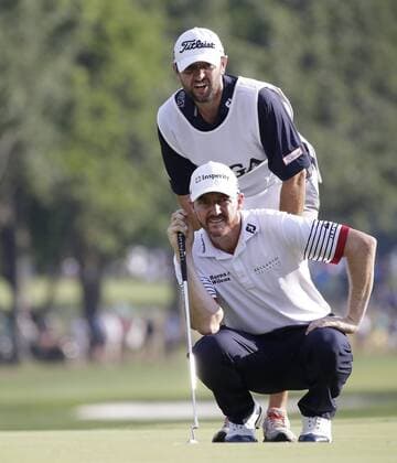 Bilder des Tages - SPORT Jimmy Walker lines up a putt with caddie Andy Sanders on the 17th hole in the second round at the PGA Golf Herren Championship at Baltusrol Golf Club in Springfield, New Jersey on July 29, 2016.  PGA20160729129 JOHNxANGELILLO