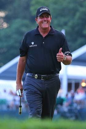 29 JUL 2016: Phil Mickelson gives the fans the thumbs up on the 18th Green during the second round of the 98th PGA Golf Herren Championship played at Baltusrol Golf Club in Springfield,NJ.(Photo by Rich Graessle Icon Sportswire) GOLF: JUL 29 PGA - PGA Championship - Second Round Icon07291619752016 EDITORIAL USE ONLY