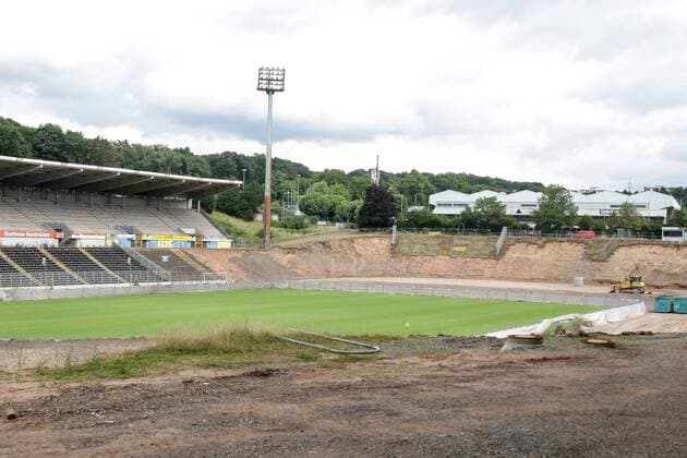 Fußball, Stadiongeschichte 1. FC Saarbrücken Sanierung Ludwigsparkstadion in Saarbrücken, Umbau, Renovierung, Baustelle, Bauarbeiten, Blick ins Stadion, Fussball, Testspiel, 1. FC Saarbrücken - SV Sandhausen, xozx