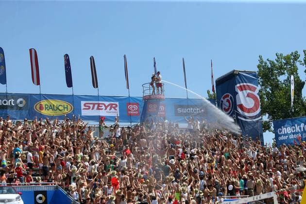 Beachvolleyball. Beach volleyball Beachvolleyball Major Series. Eskimo Girl, Fans. Klagenfurt, 30.7.2016.