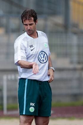 Fußball, Frauen, VfL Wolfsburg - SK Slavia Prag; Cheftrainer Ralf Kellermann (Wolfsburg) Porträt, Portrait, Einzelbild gibt Anweisungen, gestikuliert, mit den Armen gestikulieren, gives instructions, gesticulate. xtgx