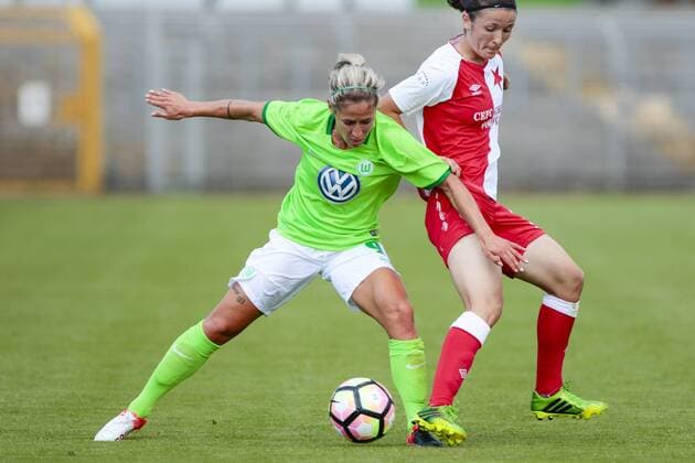 Fußball, Frauen, VfL Wolfsburg - SK Slavia Prag; vl Anna Blässe (Wolfsburg, 9) gegen Eva Bartonova Zweikampf, Duell, duell, tackle, Tackling, Aktion, action. xtgx