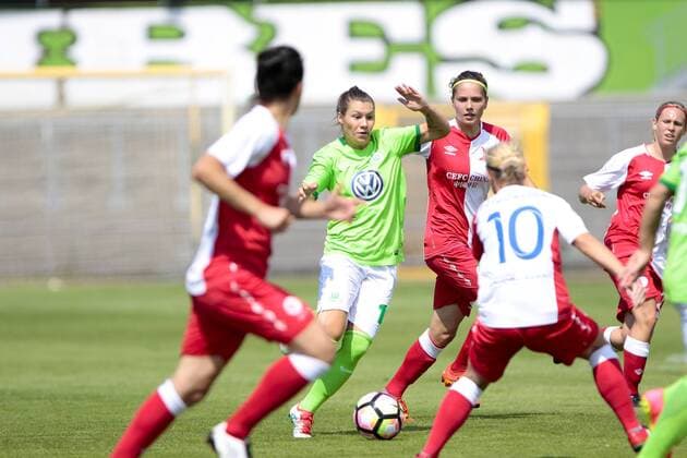 Fußball, Frauen, VfL Wolfsburg - SK Slavia Prag; Ramona Bachmann (Wolfsburg, 19) setzt sich gegen drei Gegenspielerinnen durch. xtgx