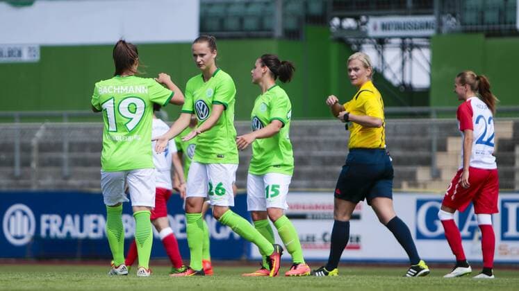 Fußball, Frauen, VfL Wolfsburg - SK Slavia Prag; vl Ramona Bachmann (Wolfsburg, 19), Caroline Graham Hansen (Wolfsburg, 26) Jubel, Torjubel, Freude, Emotion, Torerfolg, Aktion, action, goal, goal celebration, celebrates. xtgx
