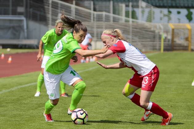 Fußball, Frauen, VfL Wolfsburg - SK Slavia Prag; vl Ramona Bachmann (Wolfsburg, 19) gegen Jitka Chlastakova Zweikampf, Duell, duell, tackle, Tackling, Aktion, action. xtgx