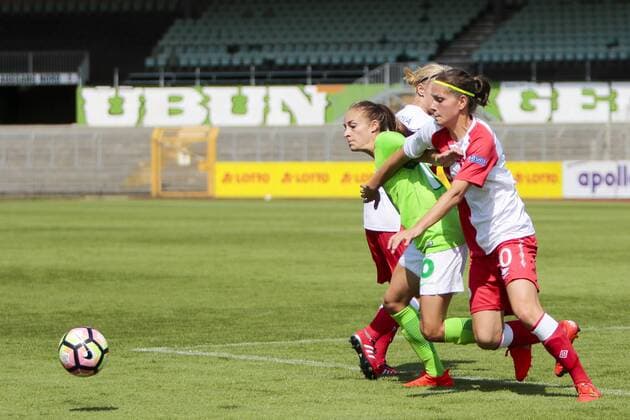 Fußball, Frauen, VfL Wolfsburg - SK Slavia Prag; vl Tessa Wullaert (Wolfsburg, 10) gegen Blanka Penickova Zweikampf, Duell, duell, tackle, Tackling, Aktion, action. xtgx