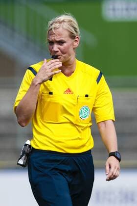 Fußball, Frauen, VfL Wolfsburg - SK Slavia Prag; Schiedrichterin, Unparteiische, Schiri, referee Bibiana Steinhaus Porträt, Portrait, Einzelbild peift, Pfeife, Abpfiff, Schlusspfiff. xtgx