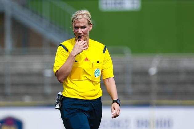 Fußball, Frauen, VfL Wolfsburg - SK Slavia Prag; Schiedrichterin, Unparteiische, Schiri, referee Bibiana Steinhaus Porträt, Portrait, Einzelbild pfeift, Pfeife. xtgx