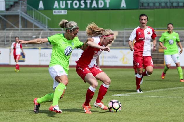 Fußball, Frauen, VfL Wolfsburg - SK Slavia Prag; vl Anna Blässe (Wolfsburg, 9) gegen Blanka Penickova Zweikampf, Duell, duell, tackle, Tackling, Aktion, action. xtgx