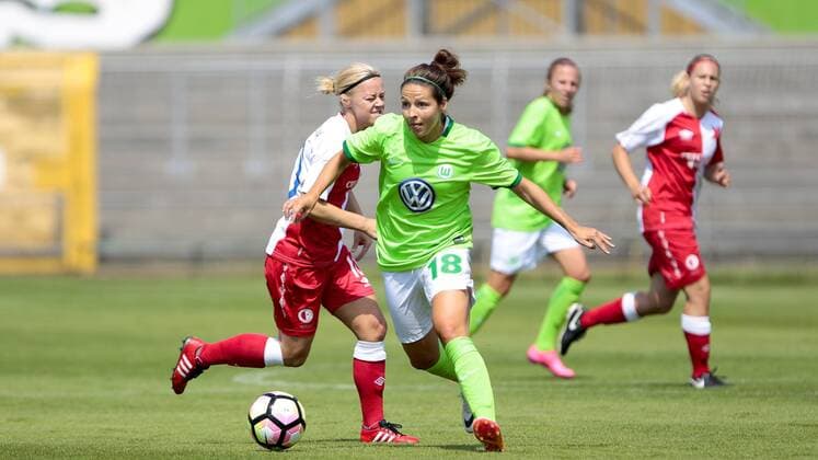 Fußball, Frauen, VfL Wolfsburg - SK Slavia Prag; Vanessa Bernauer (Wolfsburg, 18) am Ball. xtgx