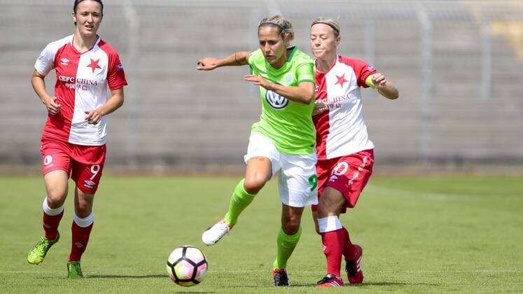 Fußball, Frauen, VfL Wolfsburg - SK Slavia Prag;vl Anna Blässe (Wolfsburg, 9) gegen Blanka Penickosva Zweikampf, Duell, duell, tackle, Tackling, Aktion, action. xtgx