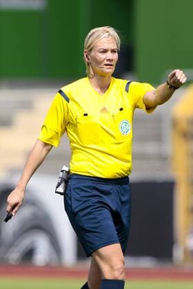Fußball, Frauen, VfL Wolfsburg - SK Slavia Prag; Schiedrichterin, Unparteiische, Schiri, referee Bibiana Steinhaus Porträt, Portrait, Einzelbild gibt Anweisungen, gestikuliert, mit den Armen gestikulieren, gives instructions, gesticulate. xtgx
