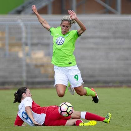 Fußball, Frauen, VfL Wolfsburg - SK Slavia Prag; Eva Bartonova gegen Anna Blässe (Wolfsburg, 9) Zweikampf, Duell, duell, tackle, Tackling, Aktion, action. xtgx