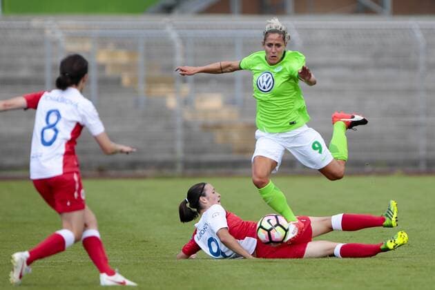 Fußball, Frauen, VfL Wolfsburg - SK Slavia Prag; Eva Bartonova gegen Anna Blässe (Wolfsburg, 9) Zweikampf, Duell, duell, tackle, Tackling, Aktion, action. xtgx